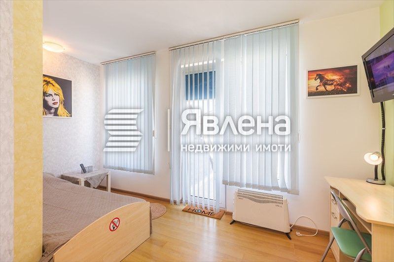 Чудесно фамилно жилище с голяма дневна с френски прозорци!