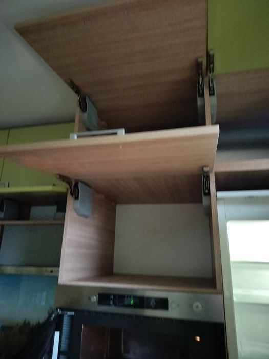 Ъглова кухня с вградени уреди