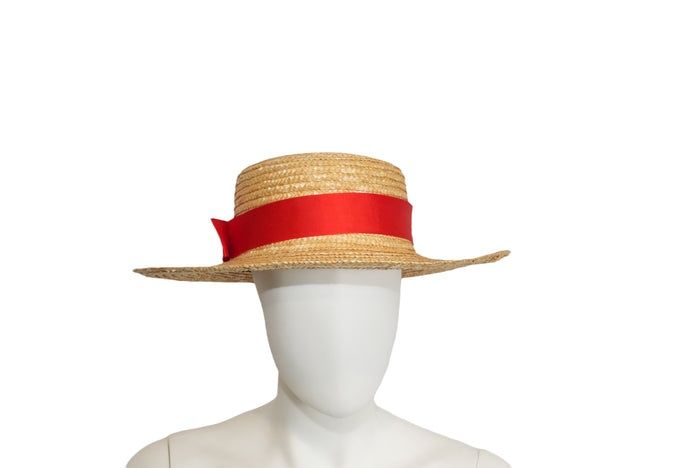 PĂLĂRIEPălărie
Elegantă din Paie cu Panglică Roșie și Broșă AlbinăPăla