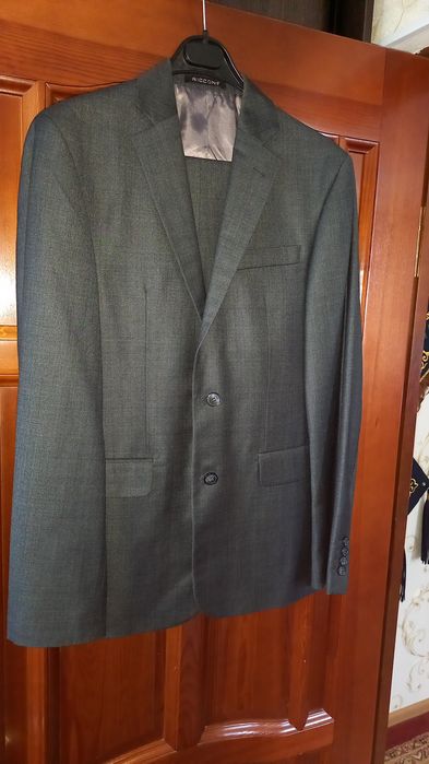 Костюм б/у произ.Турция размер 46-48цвет серый