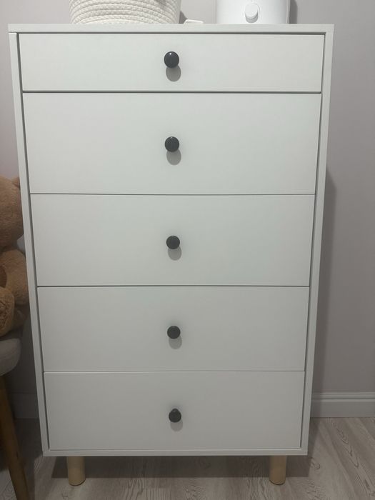 Белый комод с ящиками и на ножках