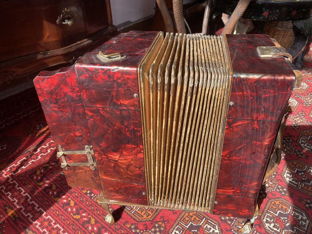 Акордеон Hohner Victoria антика седеф бутони