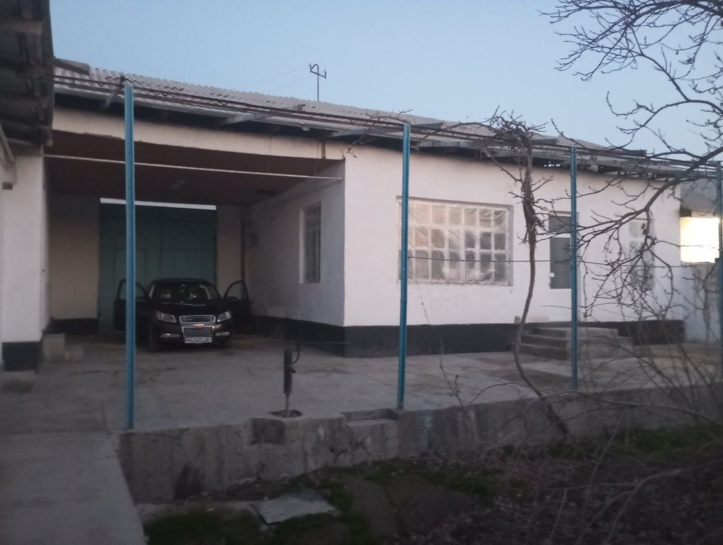Hovli  sotiladi.
