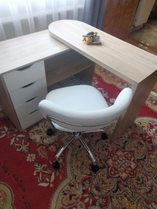 Birou cu blat reglabil pe colț și scaun
