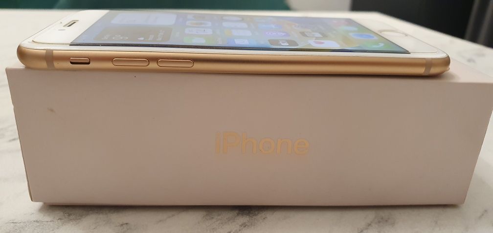 Vând iPhone 8 Gold