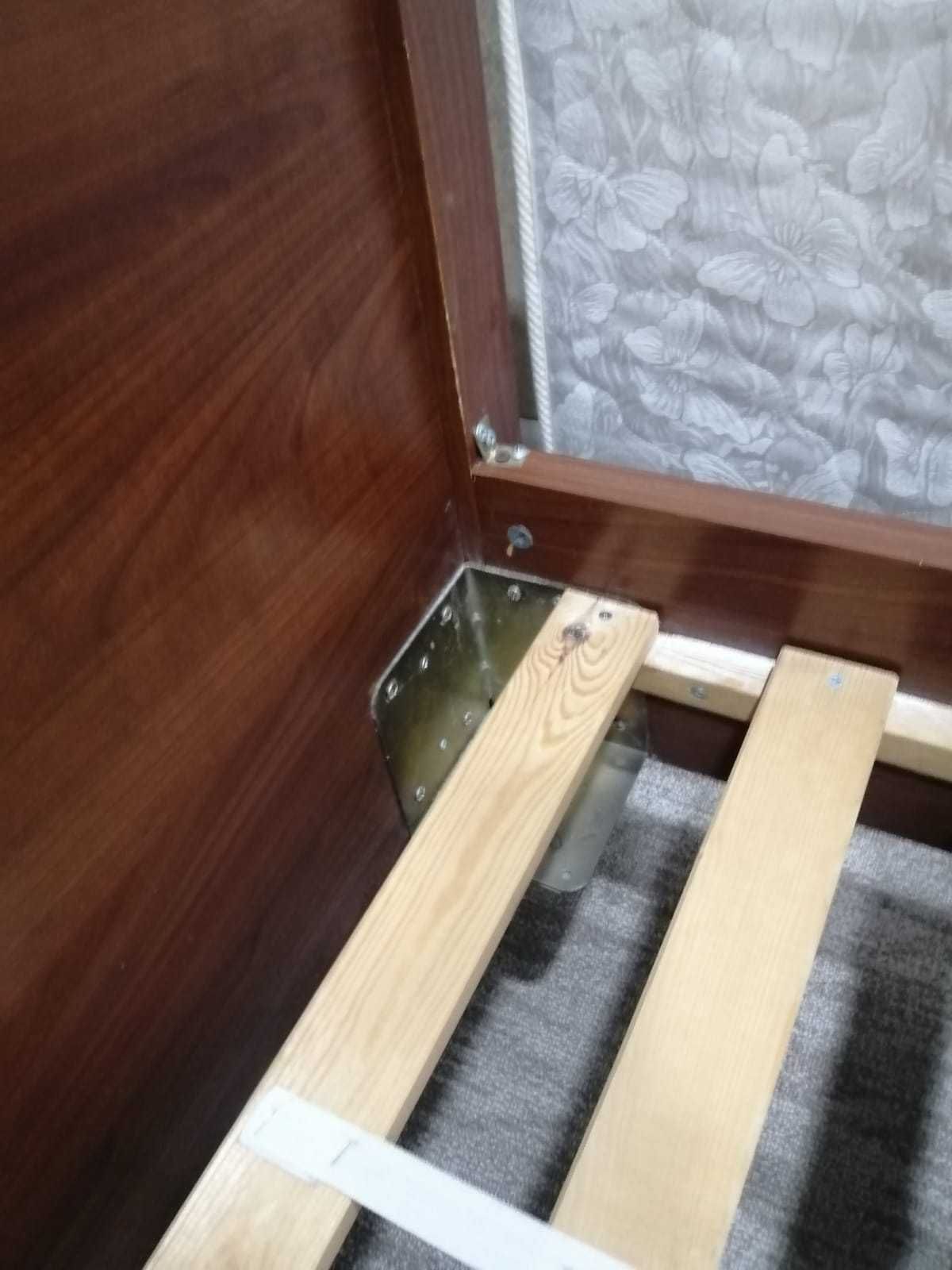 Продам кровать двуспальную Б/У, размер 2м на 1м60см, без матраса