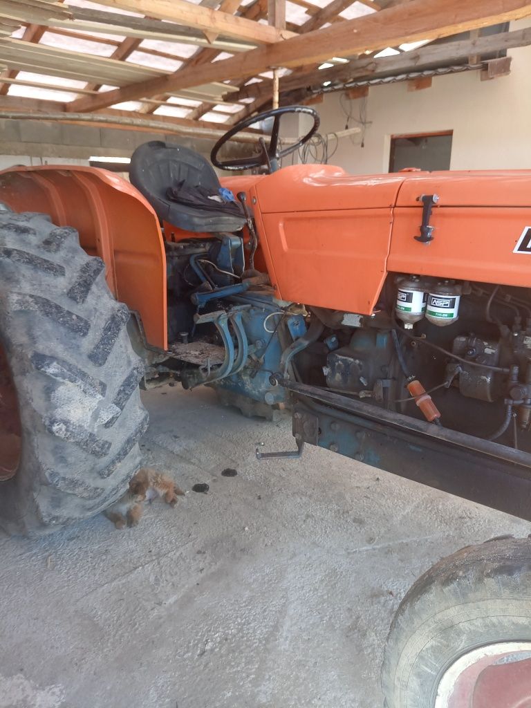 Vând tractor Fiat 615 mai multe detalii la telefon