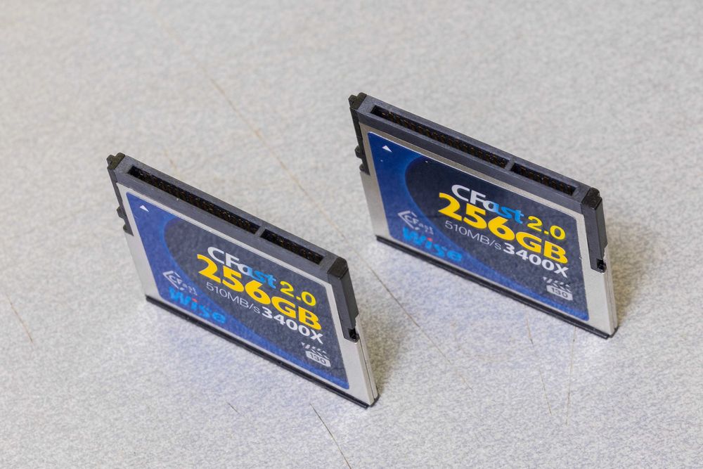 2 броя карти CFast 2.0 по 256GB модела е WISE 3400X
