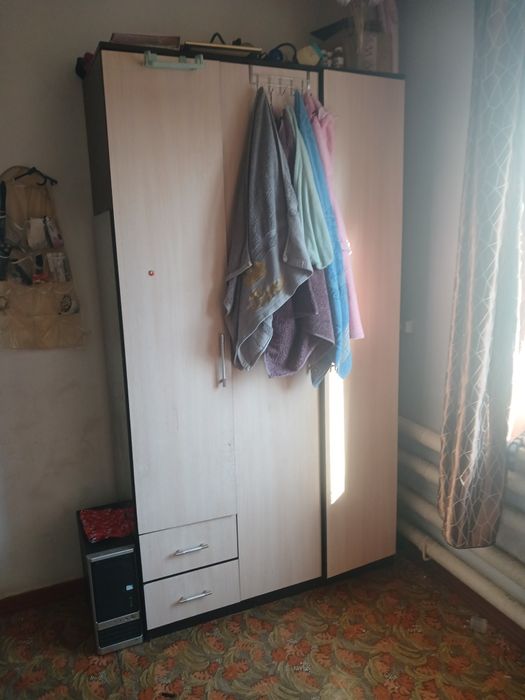 Продам шкафы и круглый стол раздвижной