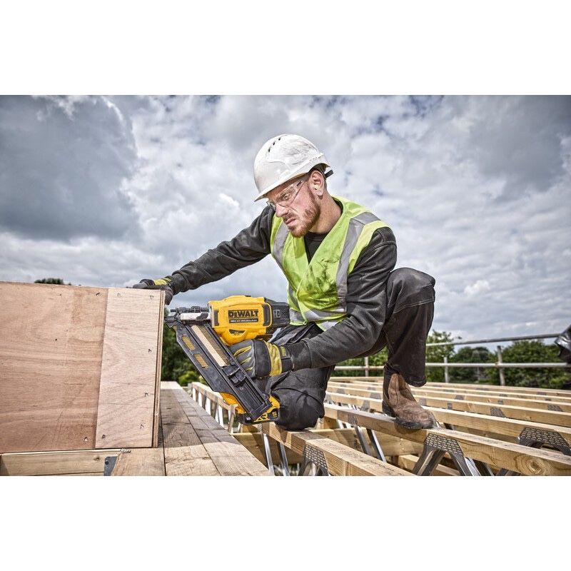 Акумулаторен такер за дърво DeWALT DCN930P2, 18V