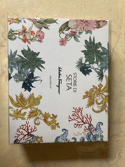 Salvatore Ferragamo Store Di Seta