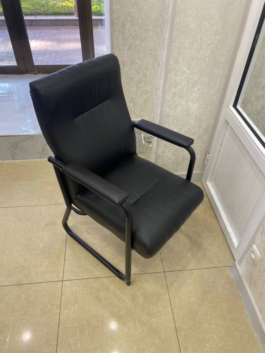 Кожаное кресло для офиса