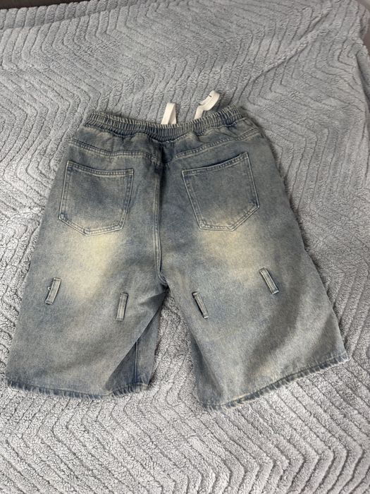 Jorts gri.