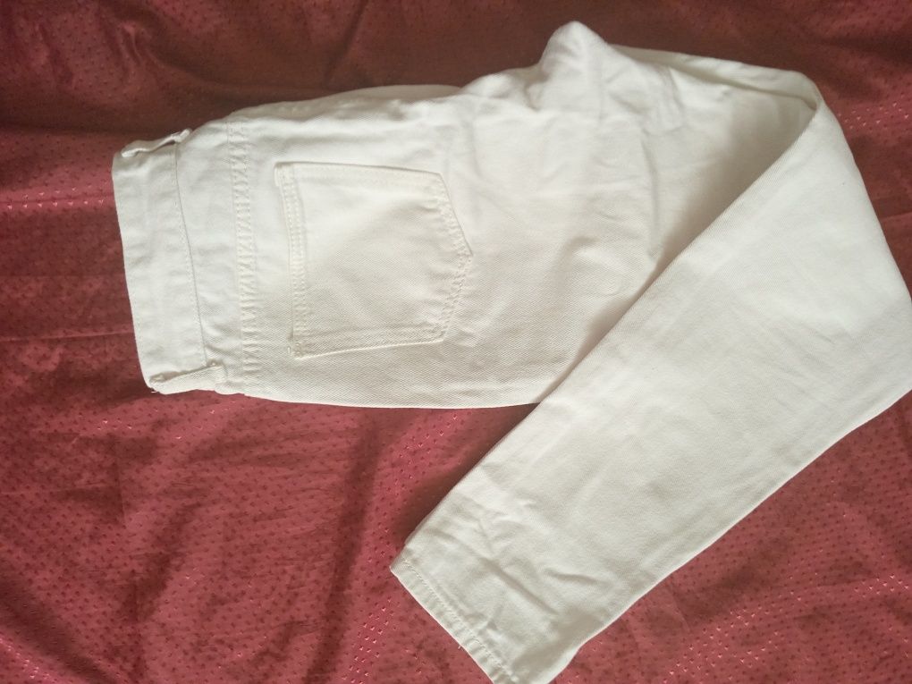 Рюкзак белого цвета,джинсы белые.
