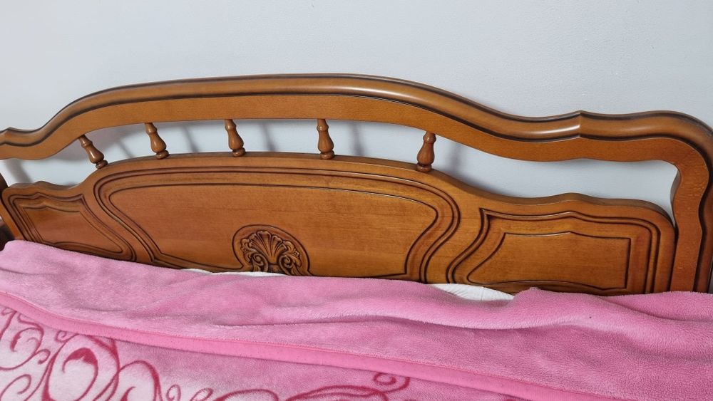 Dormitor vintage/vechi sculptat din lemn masiv