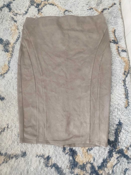 Qizlar yupkasi boʻyi tizzada turadi