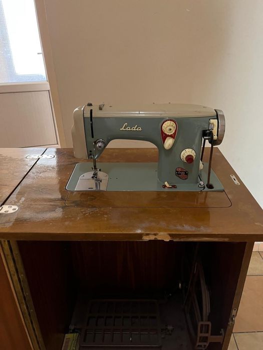 Швейная электрическая ножная машинка Lada (Чехия)