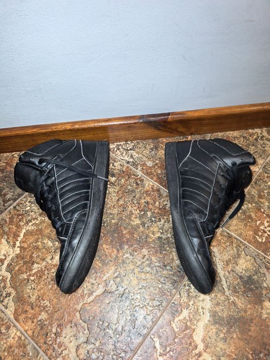 Подарявам спортни обувки