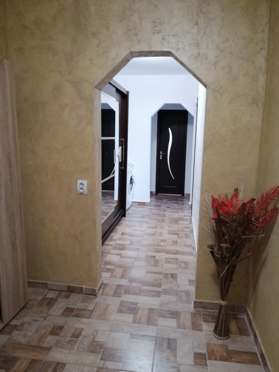 Închiriez apartament 3 camere