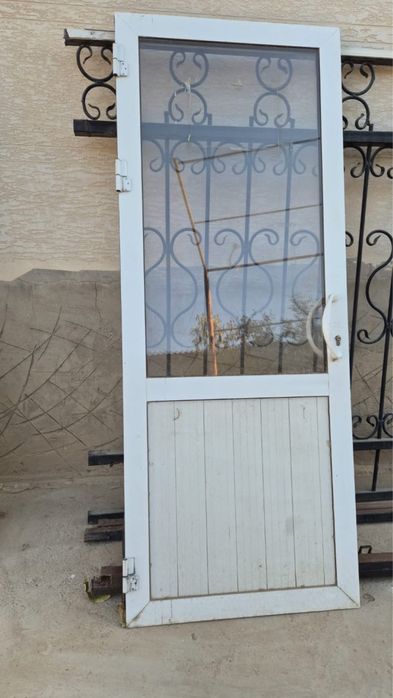 Продаются  аква-дверь и окно