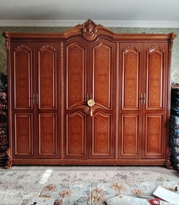 Shkaf. Holati zo'r. Dubayda ishlab chiqarilgan.