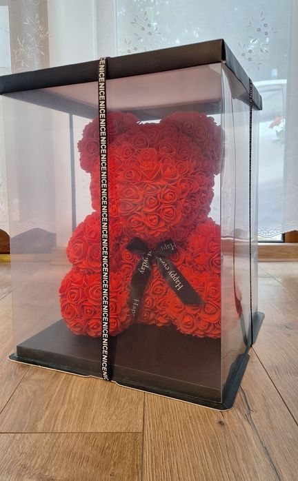 Ursuleț din trandafiri roși, în cutie, 40 x 31 x 31 cm