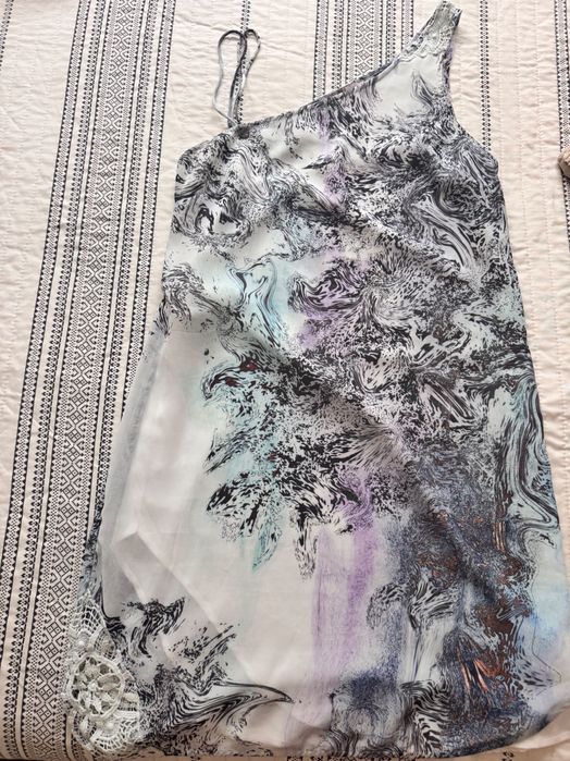 Лека лятна рокля на марката Guess