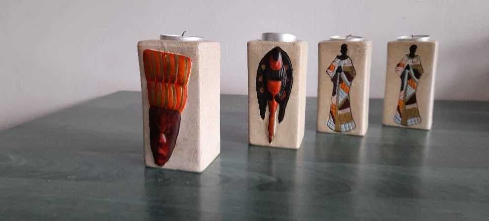 Decorațiuni -  deosebite sfesnice, vaze mici si aplice din ceramica.