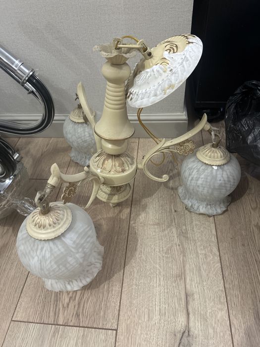 люстры.