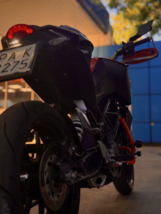 Ktm duke 125.