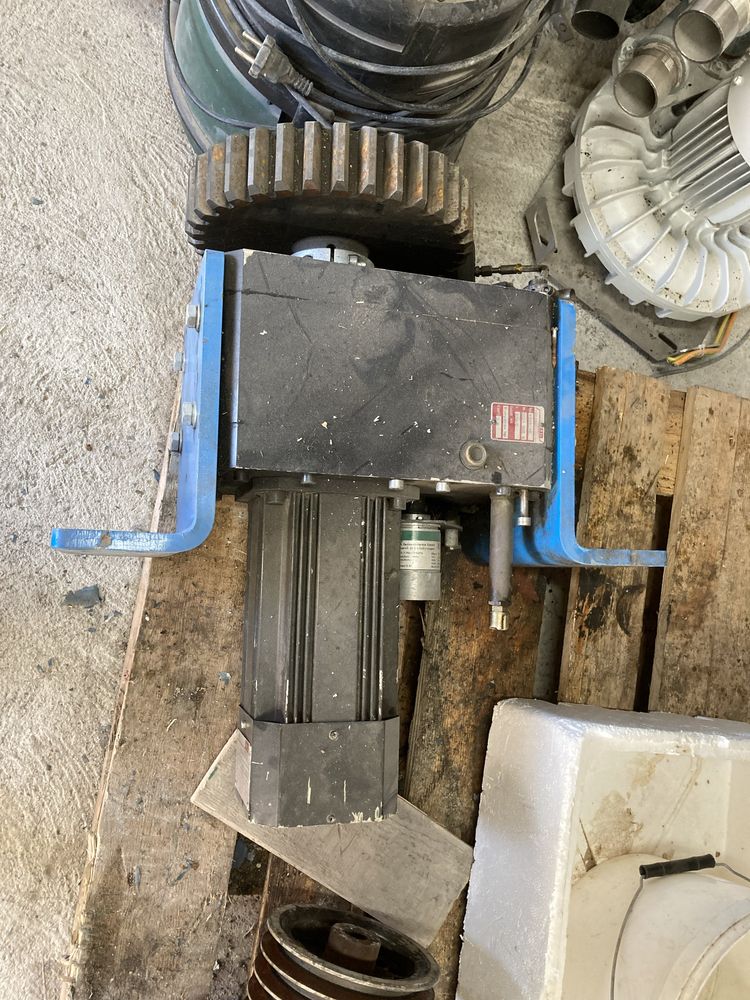 Servomotor cu reductor