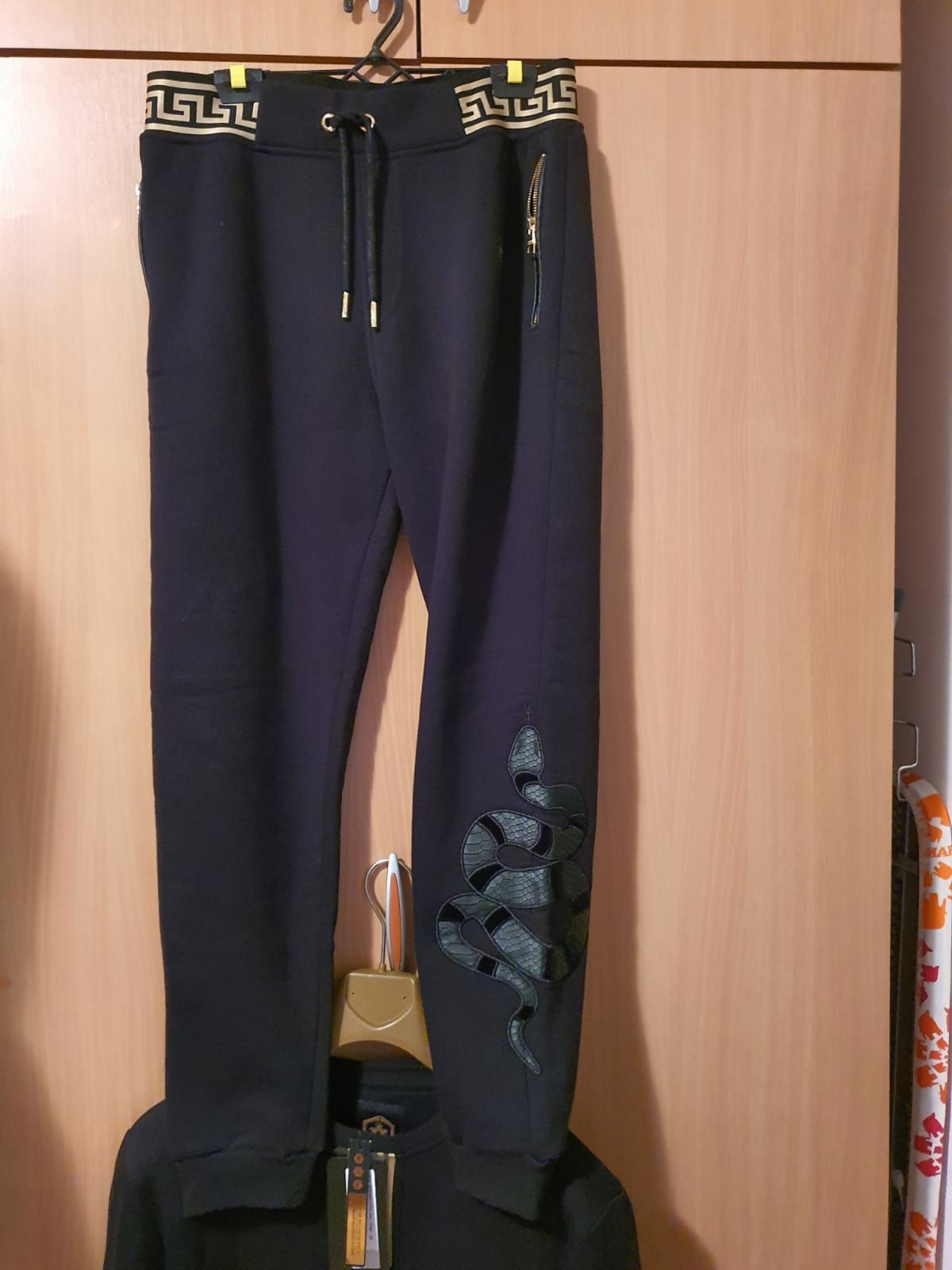 Trening unisex glorios gangsta, nu Nike, nu adidas