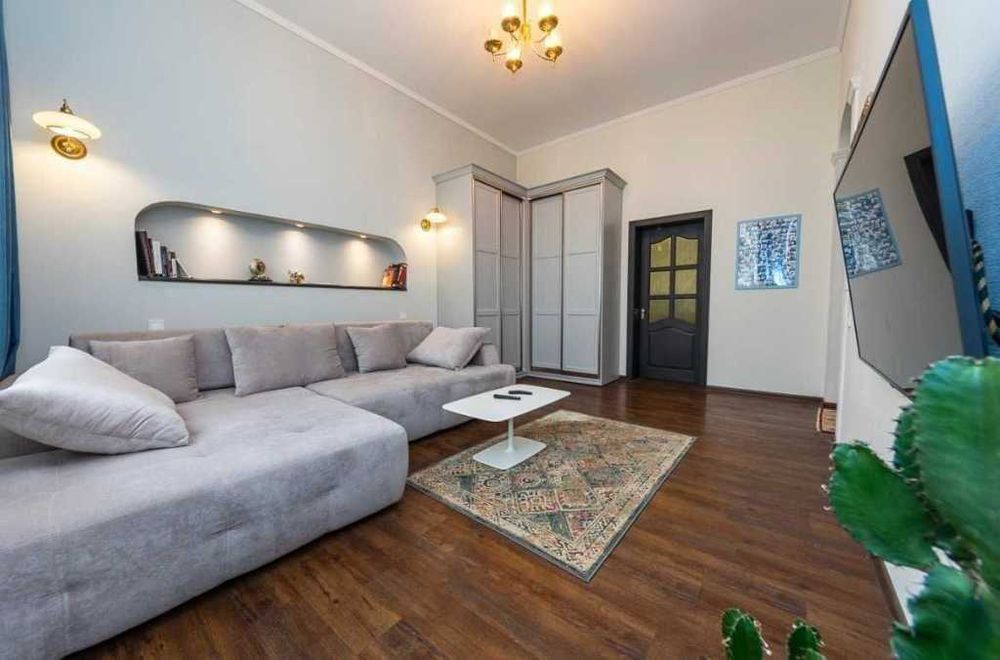 Дава се под наем Тристаен апартамент в София, Център - 90 кв.м за 637.5 € - Снимка #1