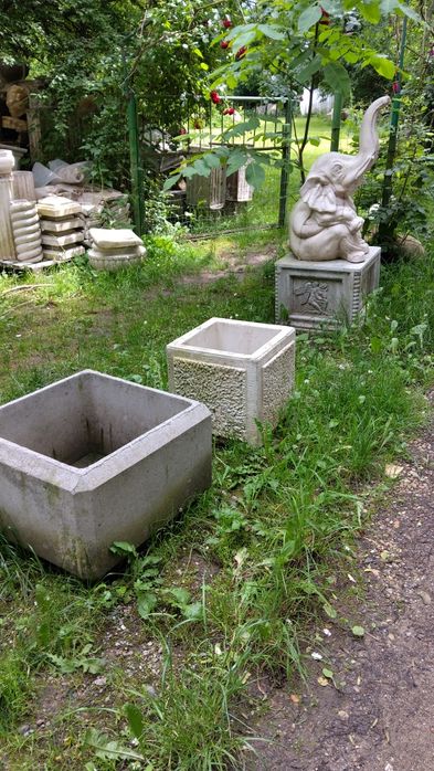 Делви кашпи за градина