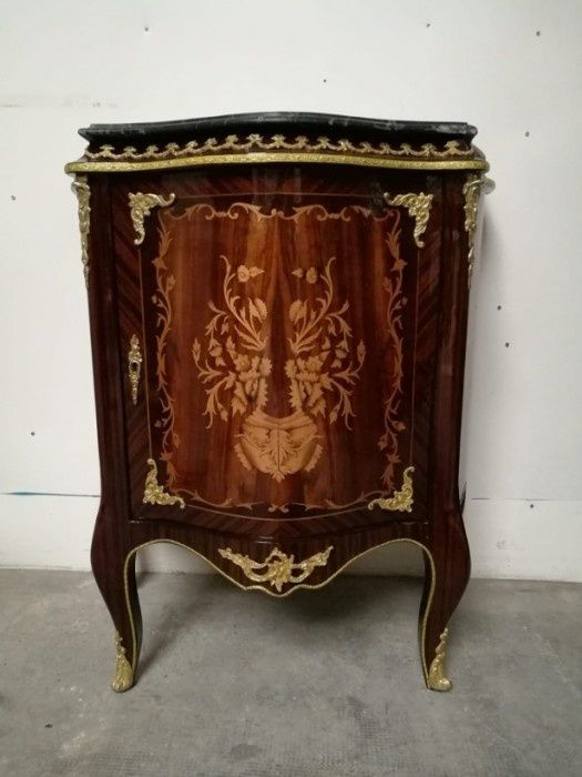 Comodina in stilul francez Louis decorata cu elemente din bronz și int