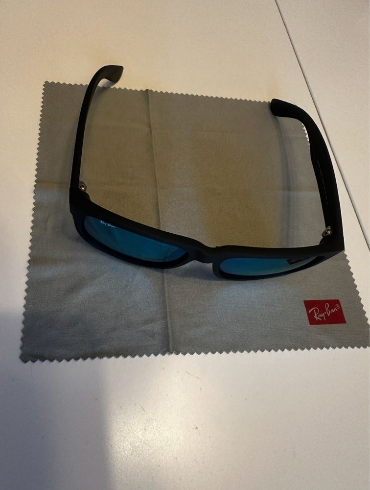 Ray-Ban слънчеви очила.