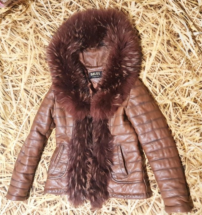 Дамско яке,от естествена кожа ,с богата яка-качулка с естествен косъм