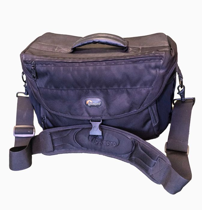 Сумка для фотоаппарата Lowepro 200 AW