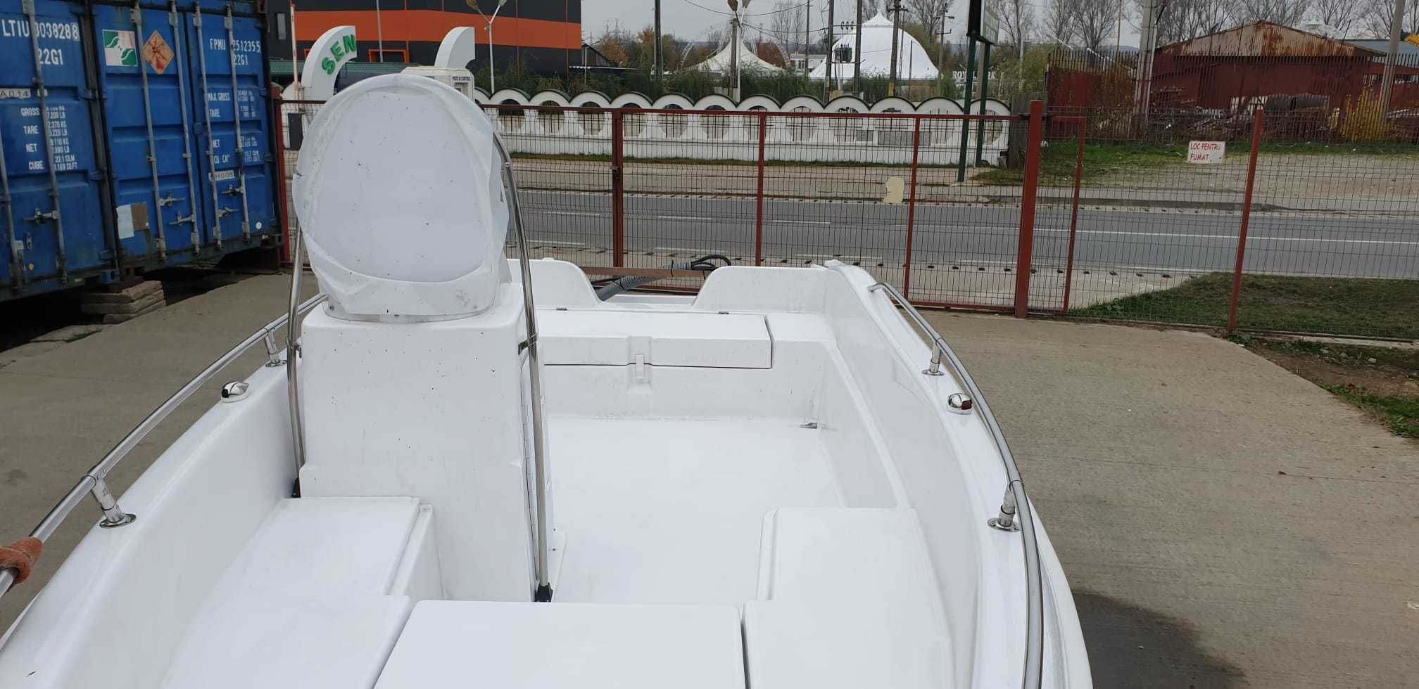 Vand Barca cu motor Delphin 5.0
