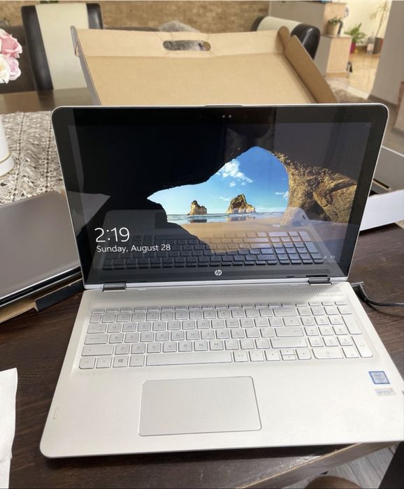 Vând Laptop Hp x360 Convertible 2 in 1 tastatura luminata !
