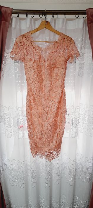 Vand rochie din dantelă cu croi pe corp