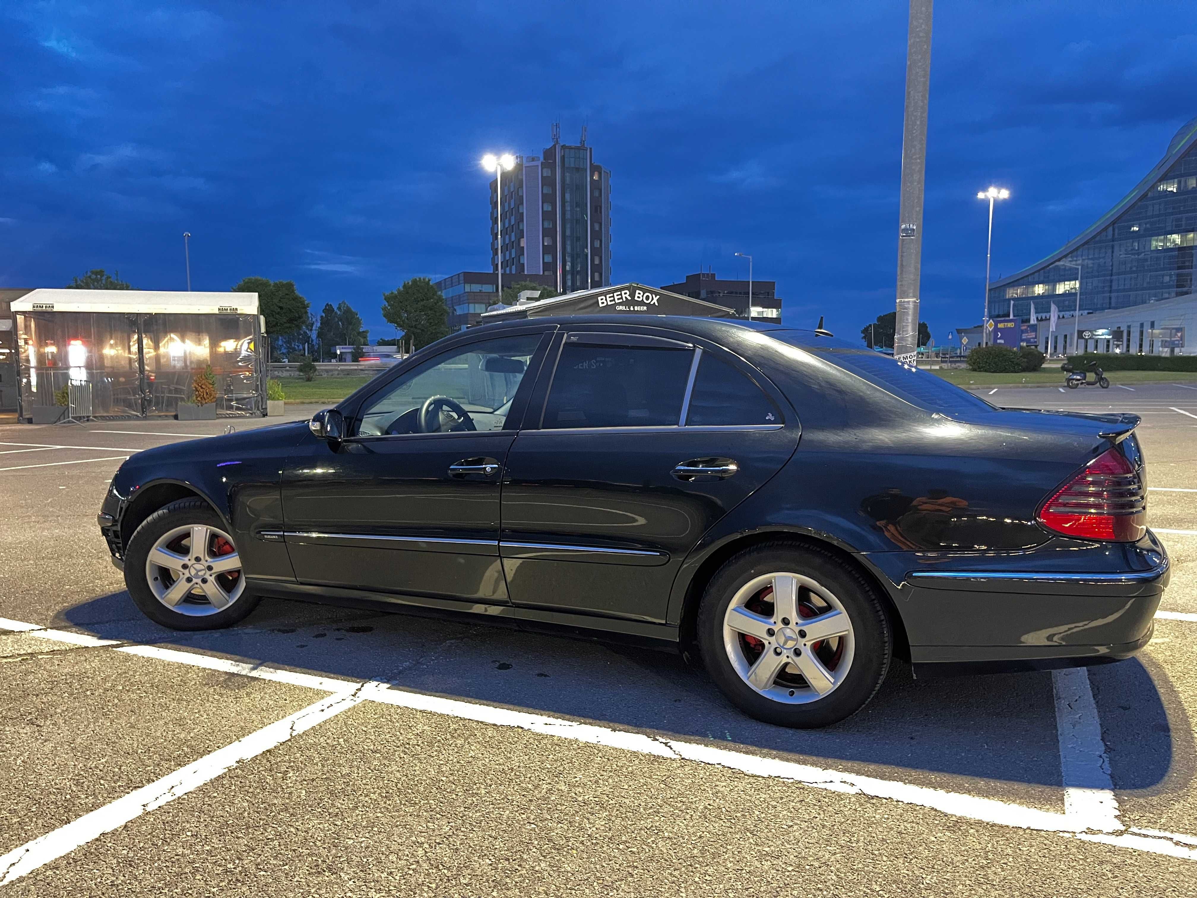 Mercedes-BENZ W211