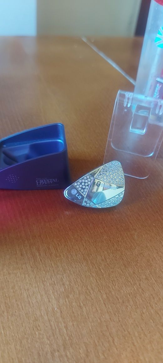 LG Bluetooth слушалка с камъни Swarovski