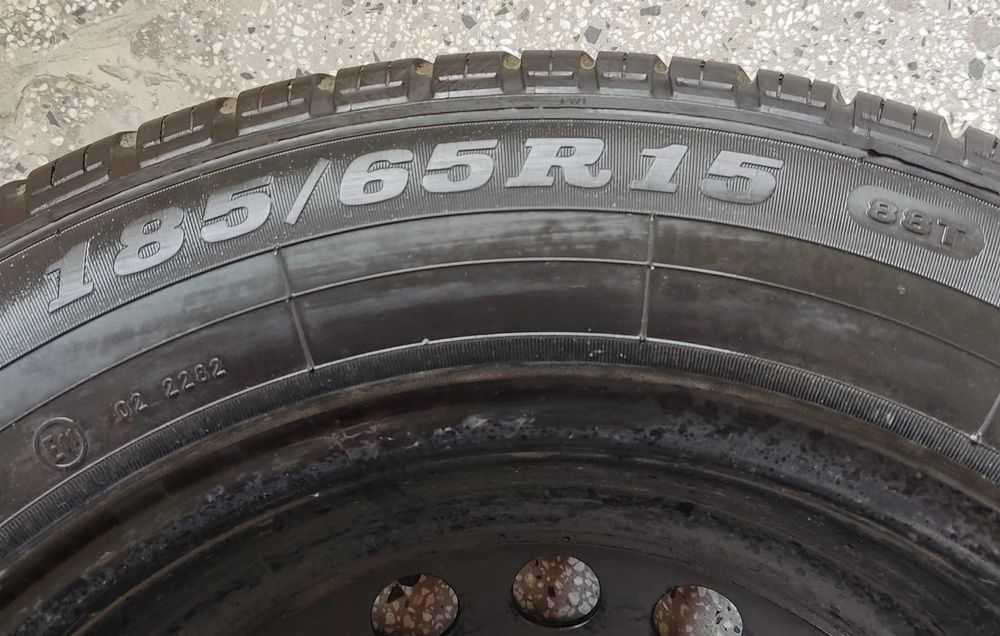 Автомобилната гума 185/65 R15 88T Dunlop SP10 3e с джанта