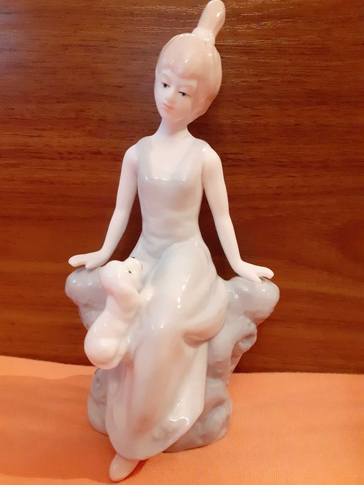 Две порцеланови фигури -"Момче с куче" и "Дама с кученце"