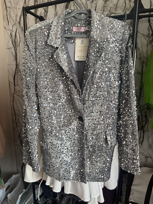 Блестящий серый пиджак