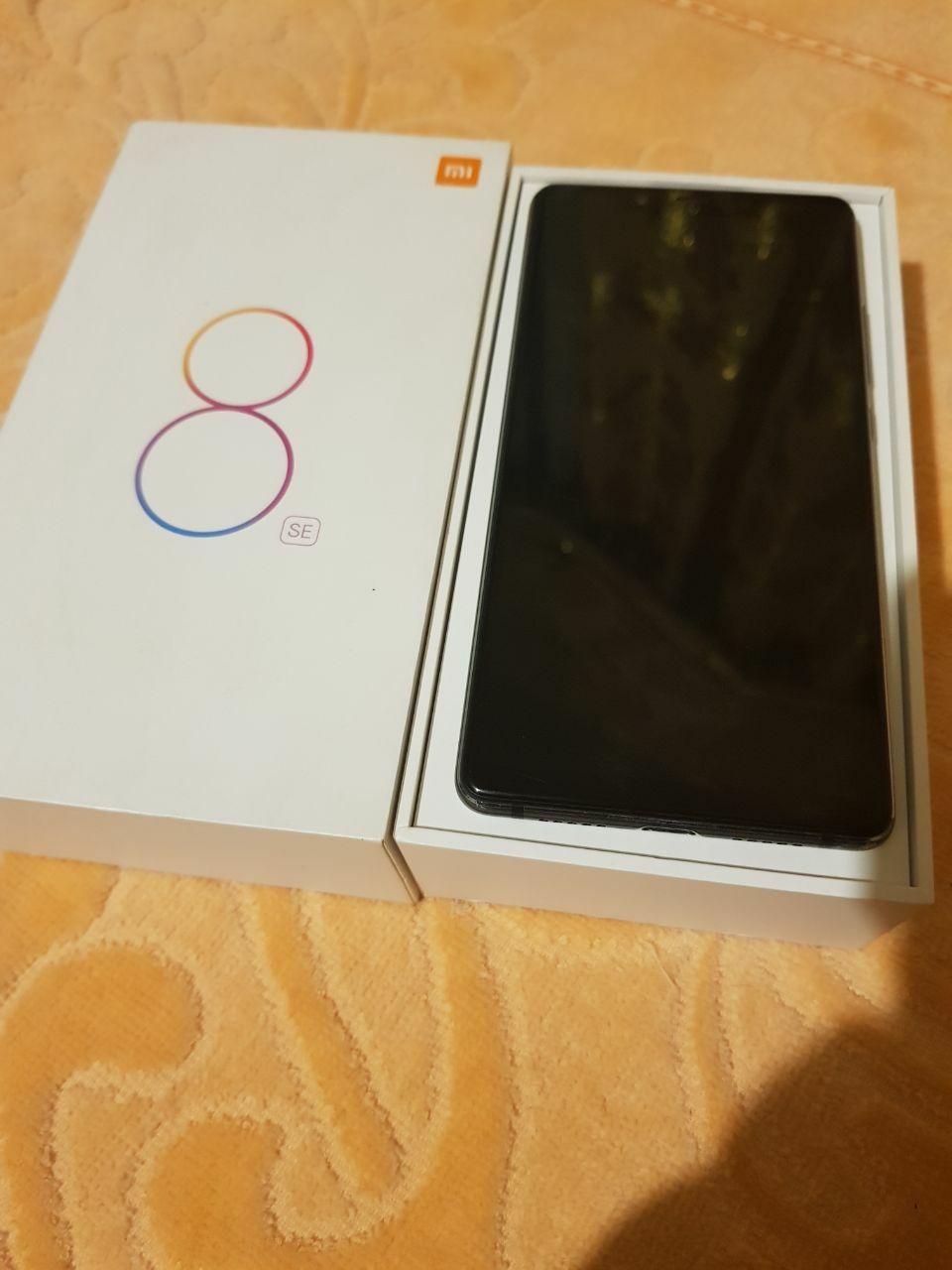 Mi 8 SE flagman sotiladi aybi yoq