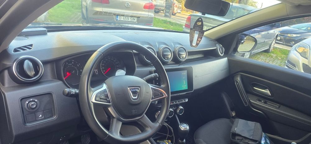 vând Dacia Duster  full option 4x4