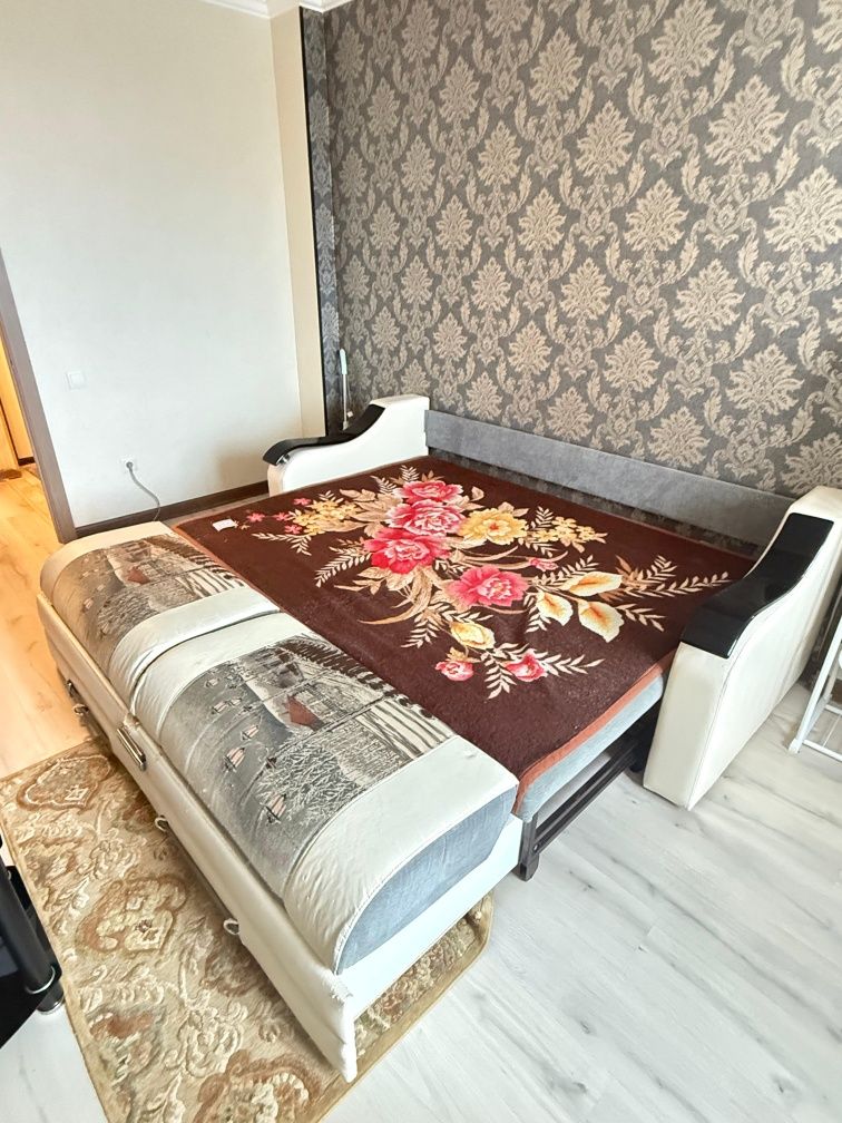 Продам диван и кресло (раскладные)