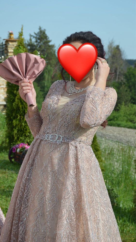 Продавам бална рокля